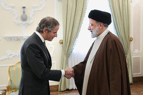 BERJABAT TANGAN: Presiden Iran, Ebrahim Raisi (kanan) bertemu dengan ketua Agensi Tenaga Atom Antarabangsa (IAEA), Encik Rafael Grossi, di Tehran, Iran, pada 4 Mac 2023. - Foto EPA-EFE/PEJABAT PRESIDEN IRAN