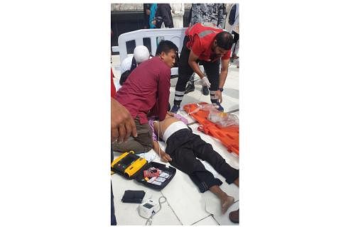SELAMATKAN NYAWA: Encik Hazree Sofian melakukan CPR selama sekitar 10 hingga 15 minit pada jemaah yang pengsan dan tidak sedarkan diri di depan Masjidil Haram (gambar kiri). – Foto Pembaca BH