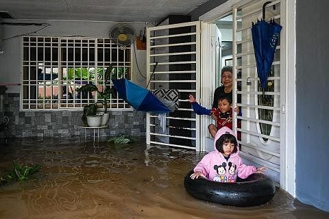 BANTU BERSIHKAN RUMAH: Kerajaan Johor merancang membantu membersihkan sebilangan kediaman penduduk apabila banjir yang melanda negeri itu surut. - Foto AFP