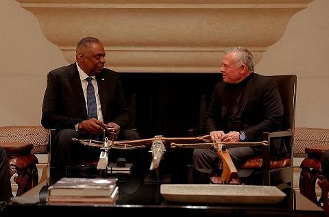 SUARAKAN KEBIMBANGAN: Raja Jordan, Raja Abdullah (kanan), bersama Setiausaha Pertahanan Amerika Syarikat, Encik Lloyd Austin, di Amman, Jordan, pada 5 Mac. - Foto REUTERS