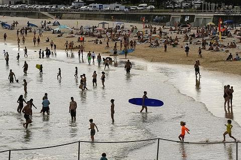 TANGANI PANAS TERIK: Orang ramai pergi ke pantai untuk mencari sedikit kelegaan sedang bahagian timur Australia mencapai hari paling panas dalam tempoh lebih dua tahun. - Foto REUTERS