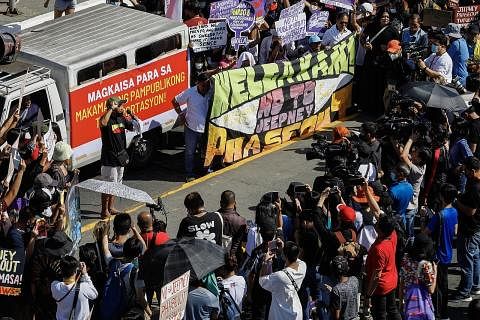 LANCAR MOGOK: Jeepney, atau bas mini setempat, yang mengangkut penunjuk perasaan tiba di perhentian perhimpunan semasa mogok pengangkutan di sepanjang jalan utama di Quezon City, Metro Manila, Filipina, pada 6 Mac. SUARA DIDENGAR: Ahli kesatuan penga