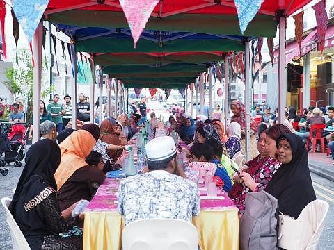 MENYUMBANG KEPADA MASYARAKAT: Majlis berbuka puasa beramai-ramai di Arab Street pada 2019. Acara amal ini akan diadakan lagi sempena bazar Ramadan 2023. - Foto ONE KAMPONG GELAM