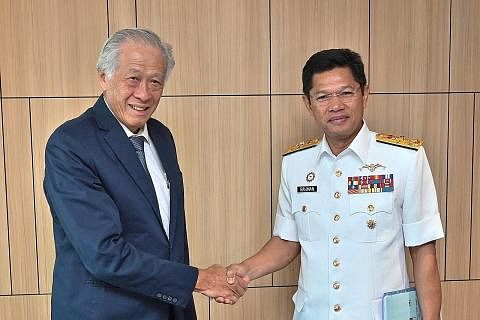 PERKUKUH HUBUNGAN: Laksamana Datuk Abdul Rahman Ayob bertemu Dr Ng Eng Hen (kiri) dan membincangkan kerjasama pertahanan mengenai cabaran keselamatan di rantau ini. Laksamana Rahman memeriksa kawalan kehormatan di Kementerian Pertahanan sebelum berte