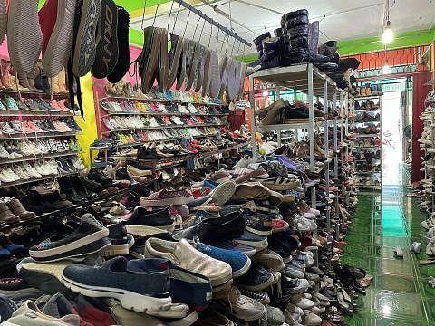 IMPORT SECARA HARAM: Kasut-kasut yang terpakai dijual di sebuah kedai kasut di Batam yang sepatutnya dihantar ke Singapura untuk projek kitar semula. - Foto REUTERS