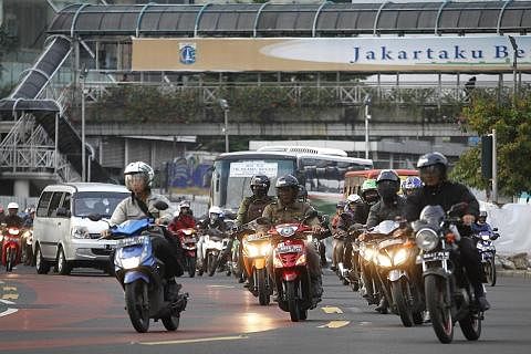 MOTOSIKAL ELEKTRIK: Indonesia menyasarkan 13 juta motosikal elektrik dan dua juta kenderaan empat roda EV, menjelang 2030. - Foto ST
