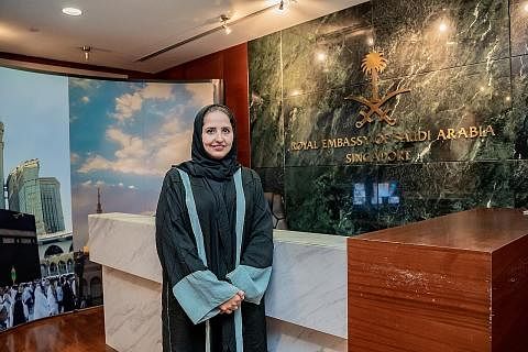 WANITA MELUNCUR LAJU: Cik Raneem Azzouz, memandu kereta api laju yang membawa jemaah haji ke Makkah pada 22 Januari. - Foto AFP KEPIMPINAN WANITA PERTAMA: Setiausaha Pertama Kedutaan Arab Saudi di Singapura, Cik Mashael Suliman J Alshammari, adalah w