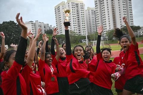KEJUARAAN SULUNG: Pemain Sekolah Menengah Meridian meraikan kemenangan mereka selepas menewaskan Sekolah Menengah Tampines 3-1 dalam final bola sepak perempuan Divisyen B di Stadium Bedok pada Selasa. - Foto ST