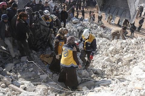 USAHA MENCARI: Cik Salam Mahmoud, seorang relawan dalam Pasukan Pertahanan Awam Syria yang juga dikenali sebagai pasukan 'Helmet Putih', mengambil bahagian dalam operasi menyelamat berikutan gempa bumi, di wilayah Idlib, Syria, pada 7 Februari lalu. 