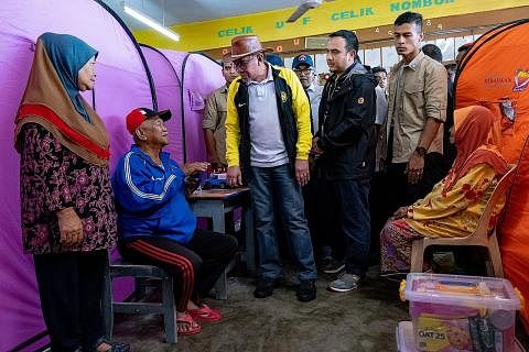 TINJAU KEPERLUAN MANGSA: Datuk Seri Anwar Ibrahim (tiga dari kiri) melawat Pusat pemindahan sementara yang menempatkan mangsa banjir di Segamat, Johor. - Foto PEJABAT PERDANA MENTERI MALAYSIA JEJAS BANYAK RUMAH: Hujan yang luar biasa kali ini telah m