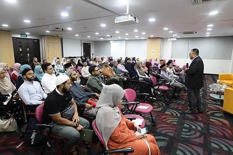 PERINGKAT GLOBAL: Golongan asatizah Singapura boleh mainkan peranan di peringkat global, dengan bawa kepakaran dan memberi konteks kepada masyarakat minoriti Islam di negara sekular lain. - Foto fail