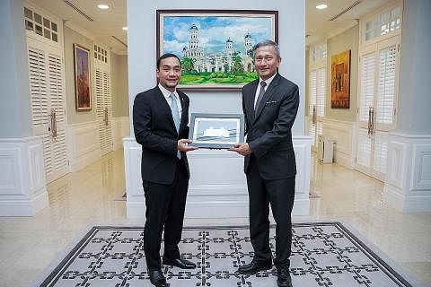 HUBUNGAN ERAT: Dr Vivian Balakrishnan (kanan) bertemu Menteri Besar Johor, Datuk Onn Hafiz Ghazi, semasa lawatan beliau ke Johor pada 13 Mac, dan mengesahkan hubungan dua hala yang kekal erat. - Foto MFA.