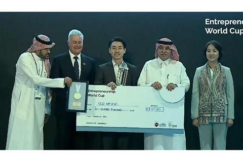 TEWASKAN KUMPULAN LAIN: Firma Encik Alan Goh (tengah) memenangi tempat kedua serta cek AS$200,000 ($268,900) di Piala Dunia Keusahawanan di Riyadh pada 12 Mac. - Foto PIALA DUNIA KEUSAHAWANAN