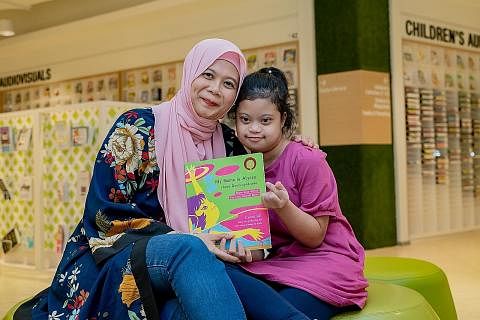 TINGKAT KESADARAN: Cik Nur Ilyana Mohd Ali dan anaknya, Nur Alyssa Mohd Azli bergambar bersama buku mereka bertajuk, My Name Is Alyssa. I Have Down Syndrome, yang dilancarkan pada 19 Mac 2021 untuk mendidik orang ramai tentang sindrom Down. - Foto BH
