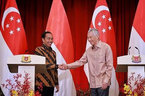 HUBUNGAN KUKUH: Presiden Indonesia, Encik Joko Widodo (kiri), menemui Perdana Menteri, Encik Lee Hsien Loong (kanan), di Istana Khamis. Kededua pemimpin menekankan peri penting hubungan Indonesia dan Singapura yang kukuh demi memberi manfaat bersama.