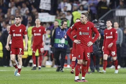 PERSEMBAHAN HAMBAR: Reaksi pemain Liverpool selepas dikalahkan Real Madrid 1-0 pada Rabu, lepas dibelasah 2-5 dalam perlawanan pertama, sekali gus terkeluar daripada Liga Juara-Juara. - Foto EPA-EFE