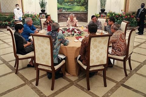 MAKAN TENGAH HARI BERSAMA: Encik Lee (tengah, gambar atas) dan Encik Jokowi (tiga dari kiri) makan tengah hari bersama beberapa menteri lain dari negara masing-masing di Istana pada 16 Mac 2023. PERBINCANGAN DUA HALA: Encik Lee (kiri, gambar kiri) da