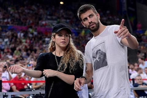 LUAH RASA DALAM LAGU: Shakira nikmati kejayaan apabila lagu bidas bekas teman lelakinya Gerard Pique (kanan) yang curang dengan wanita lebih muda laris. - Foto AFP