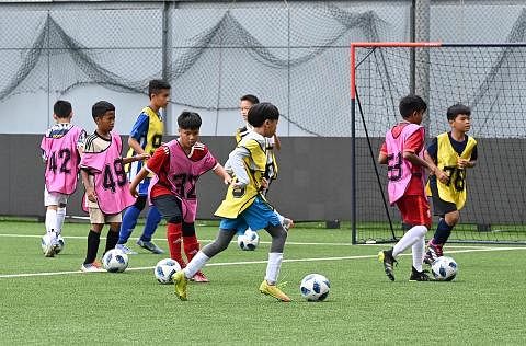 TUNJUK BAKAT: Para pemain menjalani sesi percubaan Bawah 12 Tahun Lelaki di Stadium Jalan Besar pada Rabu. - Foto-foto BH oleh KHALID BABA