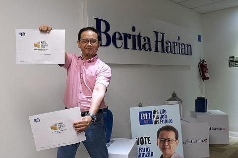 PEMENANG:(Bawah dari kiri), Encik Danson Cheong dari akhbar The Straits Times, Cik Wong Pei Ting dari The Business Times dan Encik Ng Keng Gene dari akhbar The Straits Times. - Foto ST DIIKTIRAF:(Gambar kiri) Encik Mohd Farid Hamzah bersyukur terima 