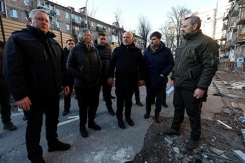 MELIHAT SENDIRI KEMUSNAHAN UKRAINE: Pendakwa Raya Mahkamah Jenayah Antarabangsa (ICC) Encik Karim Khan (tiga dari kanan) meninjau bangunan kediaman yang musnah oleh serangan roket Russia tahun lalu di Ukraine, di bandar Vyshhorod, di luar Kyiv pada F