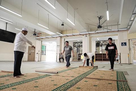 MULA BUAT PERSIAPAN: Encik Allaudin (kiri) bersama kakitangan dan sukarelawan Masjid Khalid sudah mula buat persiapan untuk Ramadan tahun ini sejak masjid itu dinaik taraf dan mula beroperasi Januari lalu. - Foto BH oleh SHAFIQ APANDI