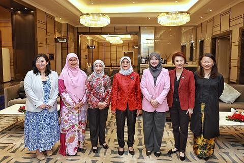 PERBINCANGAN PEMIMPIN WANITA: Presiden Halimah Yacob bertemu empat pemimpin wanita Malaysia - Dr Rosni Adam dan Dato' Sri Nancy Shukri (dua dan tiga dari kiri), serta Cik Hannah Yeoh dan Cik Fadhlina Sidek (kanan dan tiga dari kanan). Turut menyertai