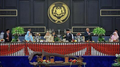 UCAPAN BERSULANG: Puan Halimah (tiga dari kiri) memberikan ucapan bersulangnya di Majlis Santapan Negara yang diadakan di Istana Negara, Malaysia pada 21 Mac 2023. Turut hadir pada majlis itu ialah (dari kiri), Perdana Menteri Malaysia, Datuk Seri An