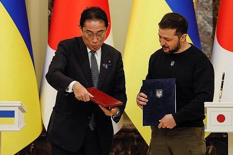 ADAKAN PERBINCANGAN: Presiden Ukraine, Encik Volodymyr Zelenskiy (kanan), dan Perdana Menteri Jepun, Encik Fumio Kishida, memegang dokumen sedang mereka hadiri sidang akhbar bersama.