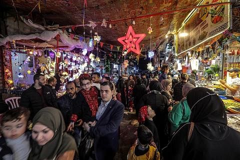 RAMADAN MUBARAK!: Rakyat Palestin meraikan ketibaan bulan suci Ramadan, di Ramallah, Tebing Barat, yang diduduki Israel, pada Selasa lalu. - Foto REUTERS