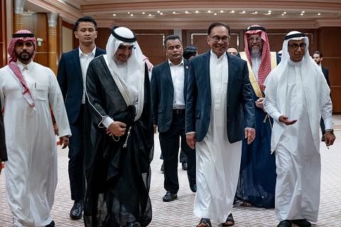 MELABUR DI MALAYSIA: Datuk Seri Anwar Ibrahim (tiga dari kanan) pelawa komuniti perniagaan di Arab Saudi untuk lebih banyak melabur di Malaysia. - Foto FACEBOOK ANWAR IBRAHIM