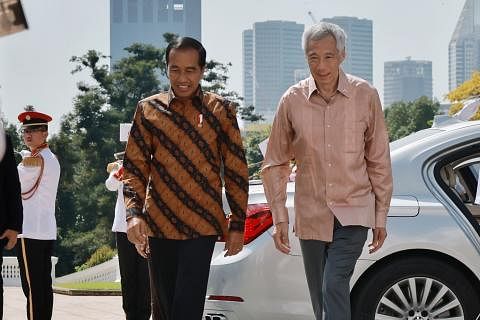 PERKUKUH HUBUNGAN: Perdana Menteri, Encik Lee Hsien Loong (kanan), menyambut Presiden Indonesia Joko Widodo (Jokowi) di Istana pada 16 Mac 2023. Kedua-duanya bertemu untuk Rahat Pemimpin tahunan. - Foto ST