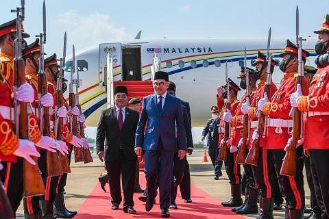 KAWALAN KEHORMATAN SAMBUT KETIBAAN: Perdana Menteri Datuk Seri Anwar Ibrahim tiba di Lapangan Terbang Antarabangsa Phnom Penh Isnin. Lawatan rasmi dan sulung Datuk Seri Anwar ini adalah atas undangan Perdana Menteri Kemboja, Encik Hun Sen. - Foto FAC