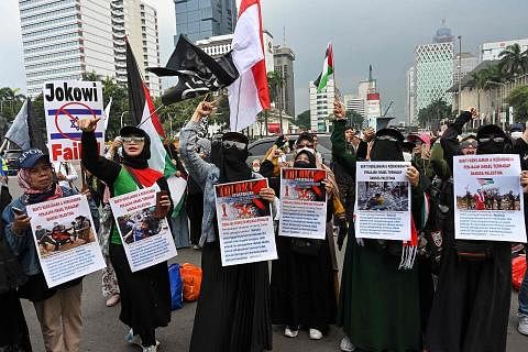 LAKU BANTAHAN: Warga Indonesia mengadakan bantahan di Jakarta minggu lalu menuntut supaya pemerintah mereka menolak penyertaan pasukan Israel dalam Piala Dunia U-20. - Foto AFP