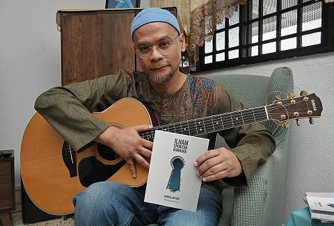 BULAN MULIA UNTUK BERKARYA: Mohd Khair Mohd Yasin menyatukan 60 sajak dan sebuah lirik lagu yang dihasilkannya sempena Ramadan dalam buku terkini Ilham Spontan Ramadan. - Foto BH oleh KHALID BABA