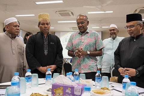 BERI SOKONGAN: Menteri Ehwal Dalam Negeri merangkap Undang-Undang, Encik K. Shanmugam (tengah) hadir di majlis berbuka di Masjid Khalid pada Rabu malam untuk memberi sokongan atas kerja baik kumpulan kariah. - Foto BH oleh SHAFIQ APANDI
