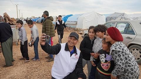 'RUMAH BARU': CEO RLAF, Encik Muhammad Faizal Othman, bergambar bersama beberapa kanak-kanak yang merupakan penduduk di 'bandar khemah' yang terletak di Adiyaman, Turkey. - Foto BH oleh NATASHA MUSTAFA