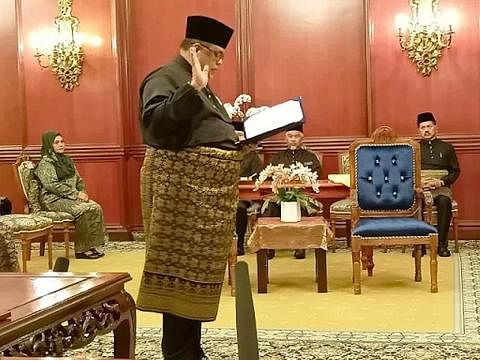 DILANTIK: Pengerusi Umno Melaka, Datuk Seri Ab Rauf Yusoh mengangkat sumpah jawatan sebagai Ketua Menteri Melaka yang ke-13 pada Jumaat. - Foto BERNAMA