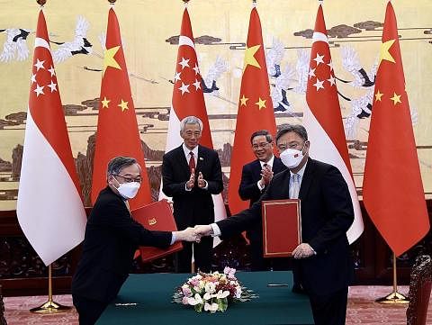 MEMETERAI KERJASAMA: Beberapa MOU, yang ditandatangani Menteri Perdagangan dan Perusahaan, Encik Gan Kim Yong (kiri), dan Menteri Perdagangan China, Encik Wang Wentao (kanan), pada Sabtu, disaksikan PM Lee (dua dari kiri) dan PM Li Qiang. - Foto ZAOB