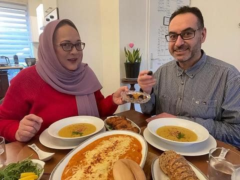 BAWA TRADISI KE NETHERLANDS: Cik Fauziah Hanim Akdogan dan suami, Encik Turgay Akdogan, menikmati juadah berbuka puasa bersama. Untuk menghidupkan keindahan meraikan Ramadan seperti tempat kelahirannya di Singapura, Cik Fauziah masak makanan Melayu s