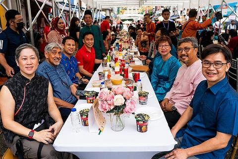 MENJALIN UKHWAH: Tetamu termasuk Menteri Pembangunan Negara, Encik Desmond Lee (duduk, ketiga dari kiri), dan Mayor Daerah Central Singapura, Cik Denise Phua Lay Peng (duduk, ketiga dari kanan), dan Encik Zaki Maarof (kedua sebelah kanan), Pengerusi 
