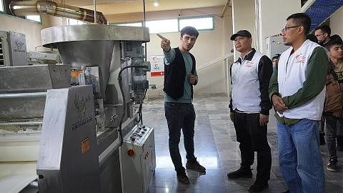 SEDIAKAN MAKANAN: Salah satu projek , Pengagihan Roti Syria, menawarkan roti segar kepada lebih 100,000 benefisiari. (Dari kanan) Ahli lembaga RLAF, Encik Mohamad Helmy Mohd Isa, dan Ketua Pegawai Eksekutif RLAF, Encik Muhammad Faizal Othman, mengunj