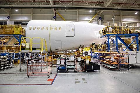PENUHI TEMPAHAN: Sebuah pesawat Boeing 787 Dreamliners sedang dibina di kemudahan pengilangan Boeing di North Charleston, South Carolina. Riyadh Air dan Saudia akan membeli 78 pesawat penumpang Boeing 787 Dreamliner. - Foto AFP