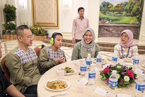 DIJEMPUT KE ISTANA: Cik Norfadillah Ahmad bersama suami dan anaknya yang menghidapi autisme, amat terharu dapat buka puasa di Istana dengan Puan Halimah. - Foto-foto BH oleh SHAFIQ APANDI