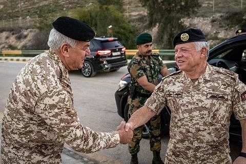 IKRAR: Raja Abdullah II bagi Jordan (kanan) bertemu Pengerusi Ketua Turus Tentera negara itu, Mejar Jeneral Yousef Huneiti (kiri) sebelum majlis iftar. Beliau berikrar untuk "melindungi" tapak suci Baitulmakdis. - Foto AFP