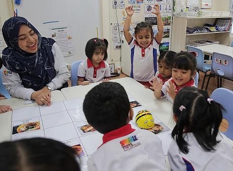 AKTIVITI MENARIK: Cik Astuty Ismail menggunakan sebuah robot mainan, 'Bee-Bot' untuk memupuk minat anak muridnya dalam Bahasa Melayu. - Foto ST