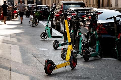 DIHARAMKAN: Penduduk Paris, mengundi mengharamkan penggunaan skuter elektrik di jalan raya ibu kota Perancis itu. - Foto AFP