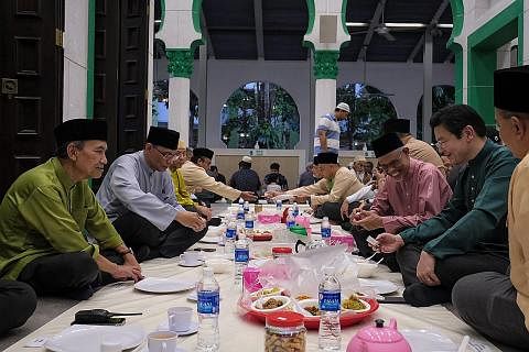 BUKA PUASA: Encik Lawrence Wong (dua dari kanan) sertai acara berbuka puasa di Masjid Alkaff Upper Serangoon bersama sekitar 300 anggota masyarakat. Turut menyertai beliau ialah Encik Masagos Zulkifli (tiga dari kanan); pengerusi masjid, Encik Mohd A