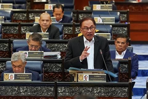 TIDAK AKAN DILENGAH: Datuk Seri Anwar Ibrahim memberi jaminan Rang Undang-Undang Kawalan Produk Tembakau dan Merokok bagi kawal selia semua produk rokok akan dibentang di Parlimen pada Mei. - Foto BERNAMA