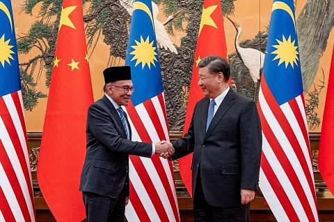 DIBERI SAMBUTAN BAIK: Datuk Seri Anwar Ibrahim (kiri) berkata beliau mendapat layanan luar biasa daripada Presiden Xi Jinping (kanan) semasa melawat negara itu baru-baru ini. - JABATAN PERDANA MENTERI MALAYSIA
